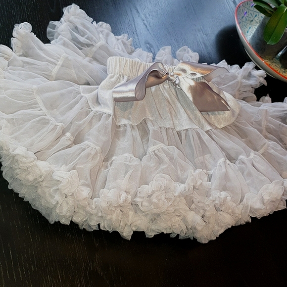 2-4 yr old silver Petticoat great volume, lined, elasticated waist, adjustable - Picture 3 of 14